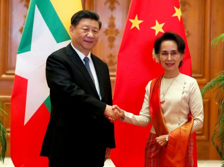LYNXMPEG0H0L2.jpg,El consejero estatal de Myanmar, Aung San Suu Kyi, se da la mano con el presidente chino, Xi Jinping, en el Palacio Presidencial de Naypyitaw, Myanmar, 18 enero 2020. Nyein Chan Naing/Pool via REUTERS   ; Crédito: POOL New, Reuters