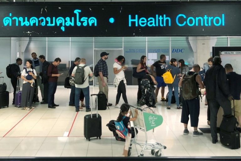 LYNXMPEG0I0BH.jpg,Un control sanitario en la sección de llegadas del aeropuerto internacional Suvarnabhumi de Bangkok, Tailandia, el 19 de enero de 2020. REUTERS/Jorge Silva; Crédito: JORGE SILVA, Reuters