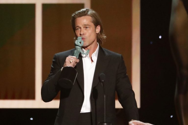 LYNXMPEG0J04U.jpg,Brad Pitt recibe el galardón  como mejor actor de reparto durante la 26 entrega de los Premios del Sindicato de Actores (SAG) por su rol en  