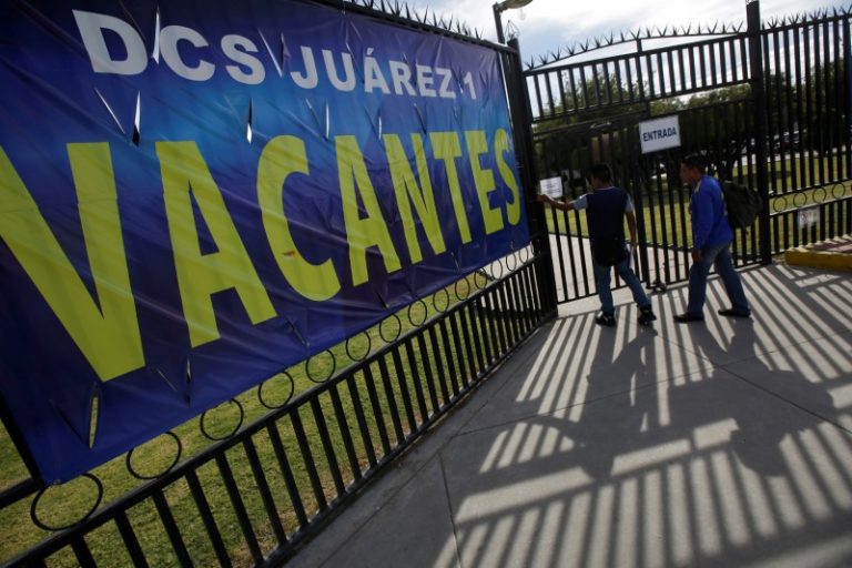 LYNXMPEG0K1NL-1.jpg,Imagen de archivo. Un desempleado llega a una planta de ensamblaje para obtener información sobre una vacante anunciada en Ciudad Juárez, México. 7 de noviembre de 2017. REUTERS/Jose Luis Gonzalez; Crédito: JOSE LUIS GONZALEZ, Reuters