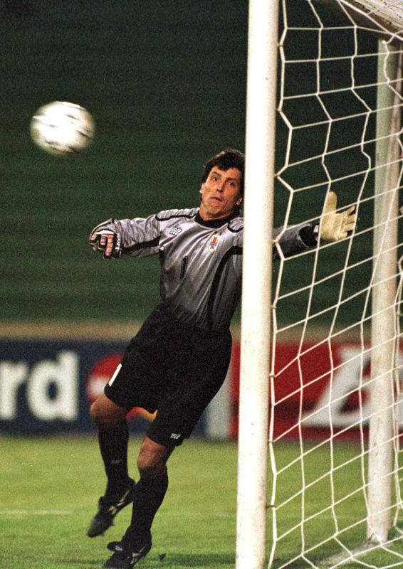 LYNXMPEG0L2A0.jpg,Foto de archivo de Robert Dante Siboldi durante un partido de la Copa América 1997 entre las selecciones de Uruguay y Perú. Bolivia, 12 de junio de 1997.
REUTERS/Sergio Moraes; Crédito: Array, Reuters