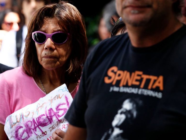LYNXMPEG0M20N.jpg,Foto de archivo. Una mujer sostiene un cartel de agradecimiento durante el funeral del músico argentino Luis Alberto Spinetta en Buenos Aires. Argentina, 9 de febrero de 2012.   REUTERS/Marcos Brindicci ; Crédito: Marcos Brindicci, Reuters