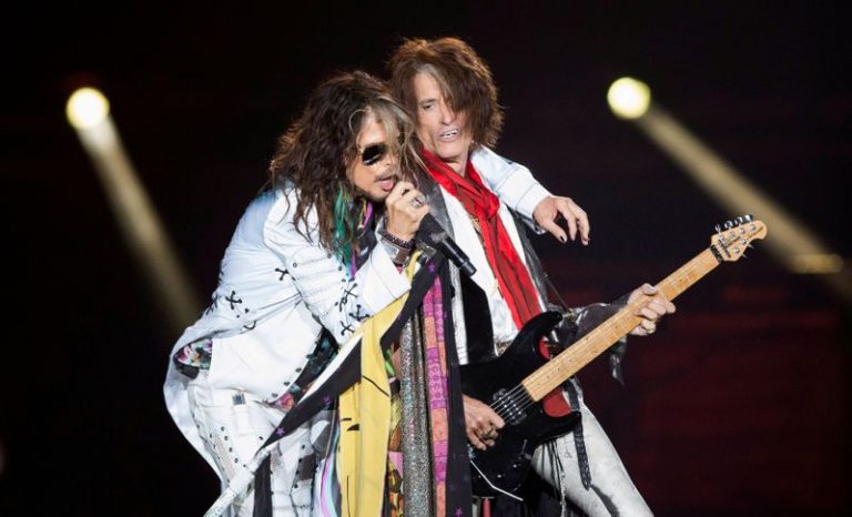 LYNXMPEG0O0IO.jpg,Foto de archivo: el vocalista Steven Tyler (izq) y el guitarrista Joe Perry de Aerosmith tocan durante su gira 