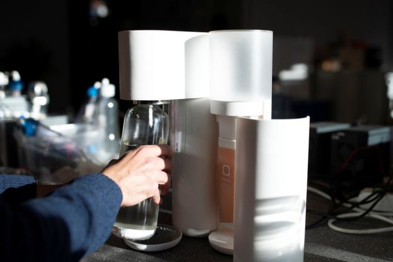 ENFOQUELas empresas de agua embotellada abren el grifo de los filtros