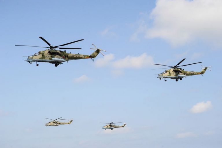 LYNXMPEG1606C.jpg,Los helicópteros de ataque Mi-35 y Mi-24 rusos vuelan durante los ejercicios militares conocidos como 
