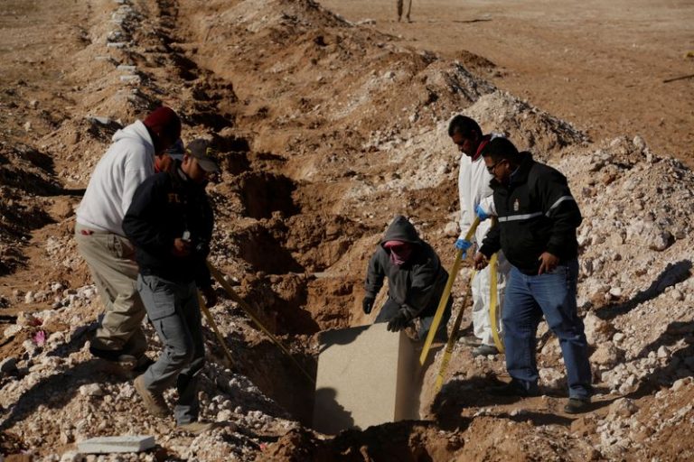 LYNXMPEG161T8.jpg,Trabajadores forenses entierran cuerpos no reclamados en una fosa común en el cementerio de San Rafael en Ciudad Juárez, México, 28 de noviembre de 2018. Jose Luis Gonzalez. Reuters. Foto de archivo ; Crédito: JOSE LUIS GONZALEZ, Reuters