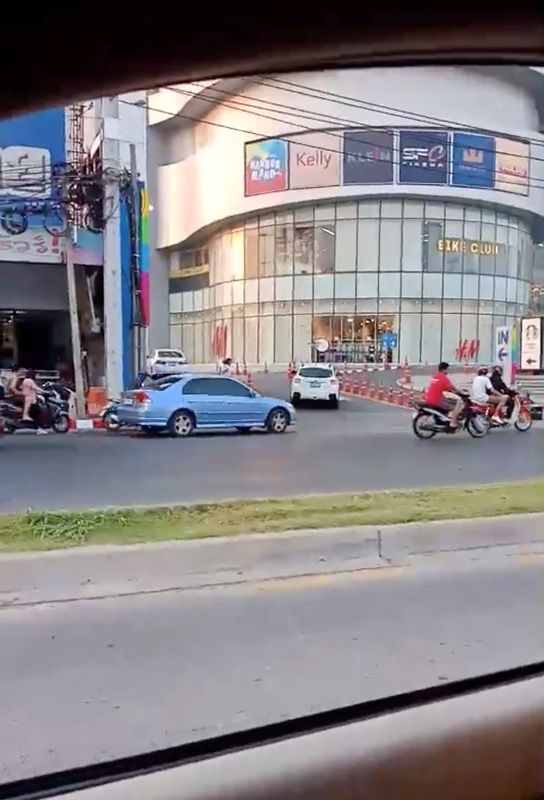 LYNXMPEG170FJ.jpg,Una persona huye de un centro comercial durante el tiroteo de un soldado tailandés en la ciudad de Nakhon Ratchasima, Tailandia, el 8 de febrero de 2020 en esta imagen fija obtenida de un vídeo de las redes sociales.  NATTAYA NGANIEM/via REUTERS ESTA IMAGEN HA SIDO SUMINISTRADA POR UN TERCERO. CRÉDITO OBLIGATORIO. NO HAY REVENTAS. NO HAY ARCHIVOS.; Crédito: NATTAYA NGANIEM, Reuters