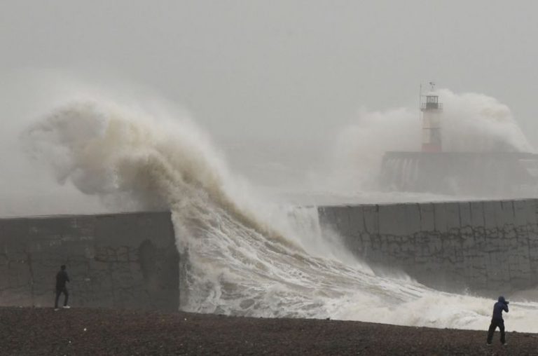LYNXMPEG180UF.jpg,Personas observan las olas gigantes creadas por la tormenta Ciara en el mueble de Newhaven, Reino Unido. Febrero 9, 2020.  REUTERS/Toby Melville; Crédito: TOBY MELVILLE, Reuters
