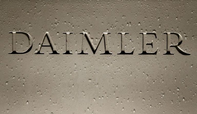 LYNXMPEG1A0W6.jpg,FOTO DE ARCHIVO: El cartel de Daimler AG con gotas de lluvia se muestra antes de la conferencia de prensa anual de la compañía en Stuttgart, Alemania, el 4 de febrero de 2016. REUTERS/Michaela Rehle/File Photo; Crédito: Michaela Rehle, Reuters