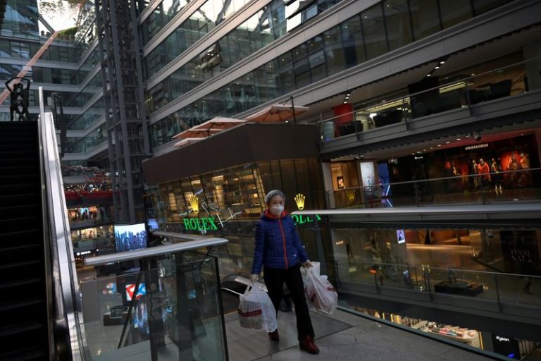 LYNXMPEG1B1ID.jpg,Foto del miércoles de una mujer con una máscara con varias bolsas en un centro comercial en Pekín. 
Feb 12, 2020. REUTERS/Tingshu Wang; Crédito: TINGSHU WANG, Reuters