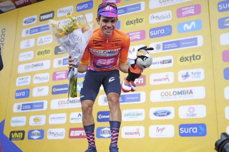 LYNXMPEG1F0HK.jpg,Foto de archivo. El colombiano Sergio Higuita de EF Education First Pro Cycling celebra después de ganar la cuarta etapa del Tour de Colombia, 14 de febrero de 2020; Crédito: YUZURU SUNADA, Reuters