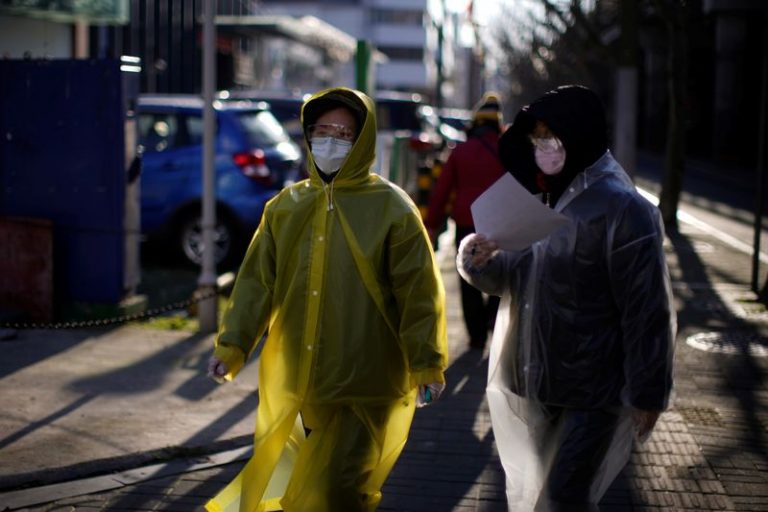 LYNXMPEG1G0JB.jpg,Mujeres con ropas impermeables y equipos de protección son vistas en una calle, mientras el país es golpeado por un brote de coronavirus, en Shanghai, China, el 17 de febrero de 2020.  REUTERS/Aly Song; Crédito: ALY SONG, Reuters