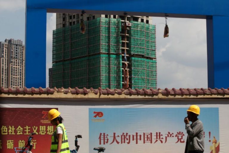 LYNXMPEG1G0M0.jpg,FOTO DE ARCHIVO: Dos trabajadores de la construcción pasan por delante de una obra de edificios residenciales del promotor inmobiliario Country Garden en Kunming, provincia de Yunnan, China, el 17 de septiembre de 2019. REUTERS/Wong Campion; Crédito: WONG CAMPION, Reuters