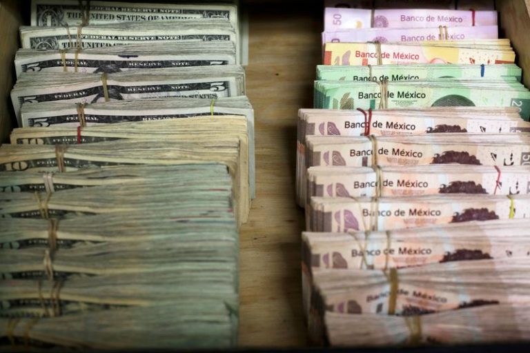 LYNXMPEG1G0M9-1.jpg,Imagen de archivo de fajos de billetes de pesos mexicanos y dólares en una oficina de cambio de Ciudad Juárez, México. 15 enero 2018. REUTERS/José Luis González; Crédito: José Luis González, Reuters