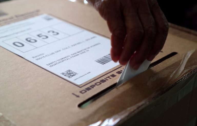 LYNXMPEG1G0MQ.jpg,Una mujer deposita su voto antes de la suspensión de las elecciones municipales en Santo Domingo, República Dominicana. 16 febrero 2020. REUTERS/Ricardo Rojas; Crédito: Ricardo Rojas, Reuters