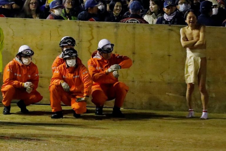 LYNXMPEG1G0OC.jpg,Operarios de salud con máscaras observan las celebraciones del festival en el templo Saidaiji de Okayama, Japón. 15 febrero 2020. REUTERS/Kim Kyung-Hoon; Crédito: Kim Kyung Hoon, Reuters
