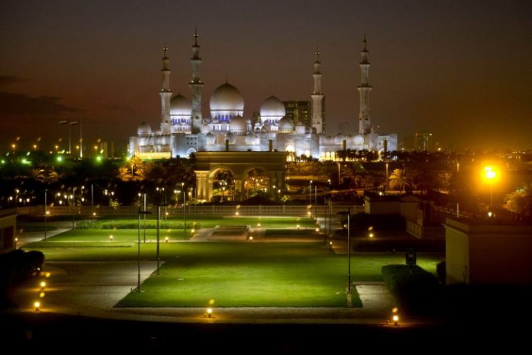 LYNXMPEG1G0OO.jpg,FILE PHOTO: Dusk falls over the Sheikh Zayed Grand Mosque in Abu Dhabi, United Arab Emirates, November 23, 2015. REUTERS/Jacquelyn Martin/File Photo; Crédito: POOL New, Reuters