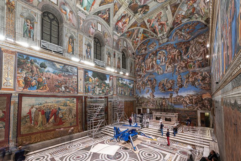 LYNXMPEG1G0UA.jpg,Tapiz diseñado por el artista renacentista Rafael se instala en una pared inferior de la Capilla Sixtina en el Vaticano como parte de las celebraciones por los 500 años desde su muerte, en imagen entregada para divulgación el 17 febrero 2020.
Governatorato SCV © Direzione dei Musei/Entregada vía REUTERS; Crédito: GOVERNATORATO SCV © DIREZIONE D, Reuters