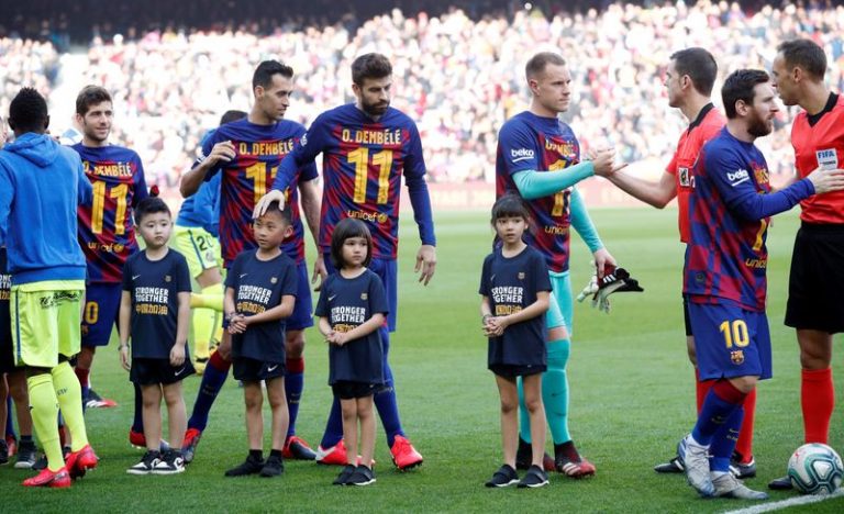 LYNXMPEG1G0UZ.jpg,Imagen de archivo de jugadores del FC Barcelona con la camiseta de Ousmane Dembélé en respaldo al jugador tras su lesión que lo dejará fuera de las canchas por varios meses, antes del inicio del partido contra el Getafe en Barcelona  REUTERS/Albert Gea; Crédito: ALBERT GEA, Reuters