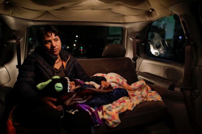 LYNXMPEG1G0XS.jpg,Esperanza Paz sostiene a su, Hermes Soto, mientras viajan al hospital en Ciudad de México, 17 de febrero del 2020. REUTERS/Andres Martinez Casares; Crédito: ANDRES MARTINEZ CASARES, Reuters