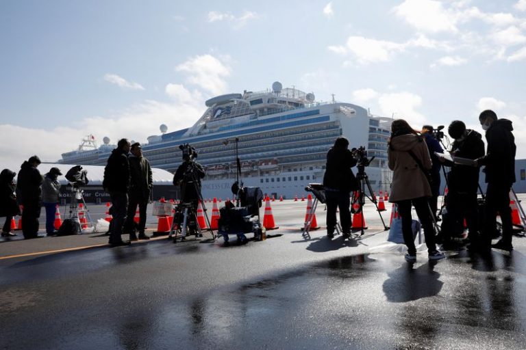 LYNXMPEG1G0Y0.jpg,Miembros de los medios de comunicación se reúnen cerca del crucero Diamond Princess en la Terminal de Cruceros del Muelle Daikoku en Yokohama, al sur de Tokio, Japón, el 13 de febrero de 2020. REUTERS/Kim Kyung-Hoon; Crédito: KIM KYUNG-HOON, Reuters
