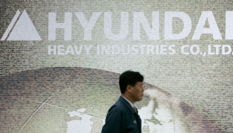 LYNXMPEG1G0YT.jpg,Foto de archivo. Un trabajador de Hyundai Heavy Industries pasa delante del logo de la compañía, en Ulsan, Corea del Sur. 25 de febrero de 2009. REUTERS/Jo Yong-Hak; Crédito: Jo Yong hak, Reuters