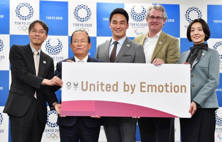 LYNXMPEG1G0ZI.jpg,El actor japonés Tamiyo Kusakari (D), el nadador paralímpico Takeshi Matsuda y otros sostienen un cartel con el lema promocional de los Juegos Olímpicos y Paralímpicos de Tokio ( The Yomiuri Shimbun ); Crédito: Tomoko Hagimoto, Reuters