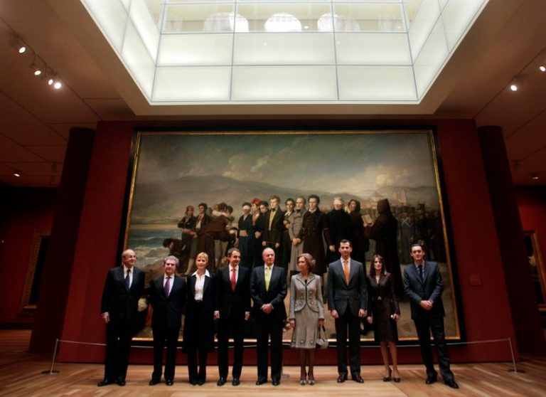 LYNXMPEG1G0ZW.jpg,FOTO DE ARCHIVO. Plácido Arango, a la izquierda de la fotografía, posa junto a autoridades de España y del museo, frente a la pintura 