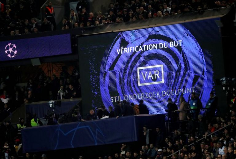 LYNXMPEG1G116.jpg,FOTO DE ARCHIVO: Vista general de una pantalla gigante que muestra un mensaje de una revisión del VAR después de un gol de Mauro Icardi por el Paris St Germain. 6 de noviembre de 2019. REUTERS/Christian Hartmann; Crédito: Christian Hartmann, Reuters