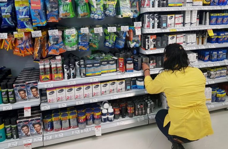 LYNXMPEG1G11R.jpg,Foto de archivo. Una empleada organiza artículos de aseo personal en un supermercado de Bogotá, Colombia, 16 de julio, 2019. REUTERS/Luis Jaime Acosta; Crédito: LUIS JAIME ACOSTA, Reuters