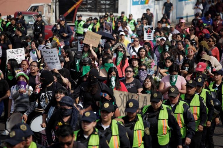 LYNXMPEG1G12B.jpg,Imagen de archivo de manifestantes participando en una protesta contra la violencia de género luego del asesinato de Ingrid Escamilla, en Ciudad de México, México. 15 de febrero, 2020. REUTERS/Andres Martinez Casares; Crédito: Andres Martinez Casares, Reuters