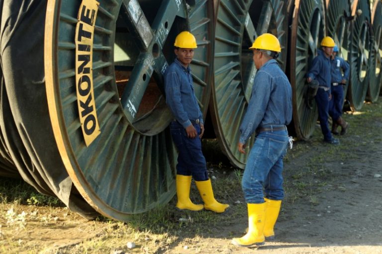 LYNXMPEG1G144.jpg,Foto de archivo: técnicos de un campo petrolero de la estatal ecuatoriana Petroamazonas en Tiputini, Ecuador, 19 de octubre de 2017. REUTERS/Daniel Tapia; Crédito: STRINGER, Reuters