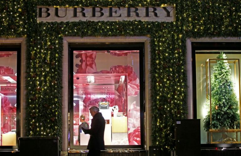 LYNXMPEG1G16Z.jpg,FOTO DE ARCHIVO: La tienda de Burberry en New Bond Street en el centro de Londres, el 16 de diciembre de 2018. REUTERS/Henry Nicholls; Crédito: Henry Nicholls, Reuters