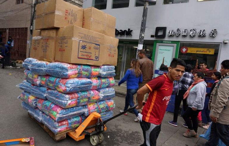LYNXMPEG1G18U.jpg,FOTO DE ARCHIVO: Un hombre transporta productos importados de China en el barrio chino de Lima. 9 de agosto de 2018.  REUTERS/Mariana Bazo; Crédito: Mariana Bazo, Reuters