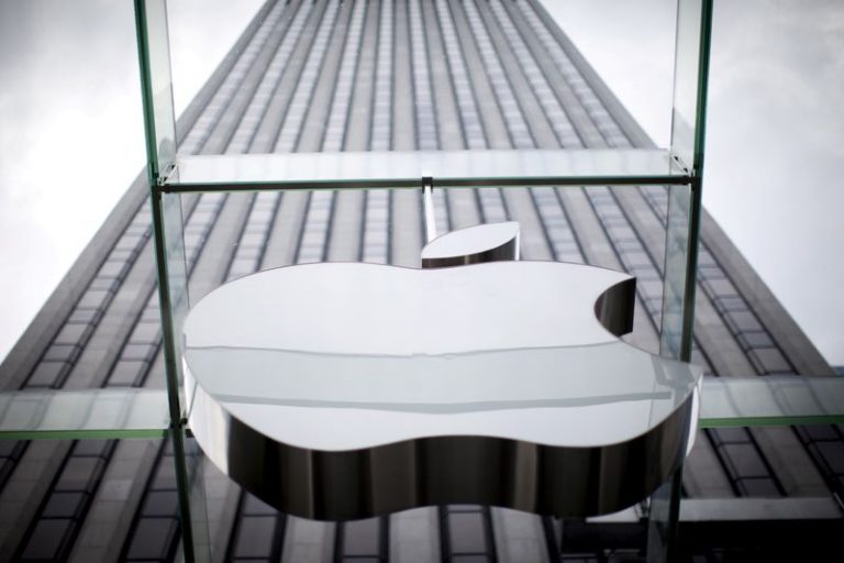 LYNXMPEG1G19H.jpg,FOTO DE ARCHIVO: Un logotipo de Apple cuelga sobre la entrada de la tienda de la empresa tecnológica en la 5ta Avenida en Manhattan. 21 de julio de 2015. REUTERS/Mike Segar; Crédito: Mike Segar, Reuters