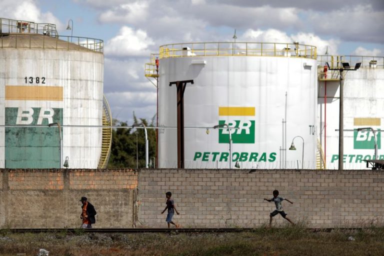 LYNXMPEG1G1A7.jpg,FOTO DE ARCHIVO: Gente camina junto a tanques de almacenamiento de la petrolera estatal brasileña Petrobras, en Brasilia. 25 de julio de 2019. REUTERS/Ueslei Marcelino; Crédito: Ueslei Marcelino, Reuters