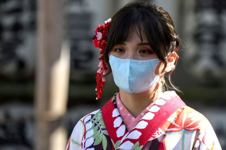 LYNXMPEG1H0HL.jpg,Una mujer con un kimono y una máscara facial protectora visita el Templo Sensoji en el distrito de Asakusa en Tokio, Japón, el 18 de febrero de 2020. REUTERS/Athit Perawongmetha; Crédito: ATHIT PERAWONGMETHA, Reuters