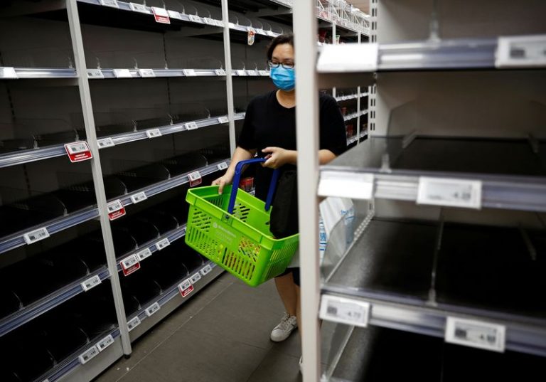 LYNXMPEG1H0TM.jpg,Imagen de archivo de una mujer con una mascarilla en un supermercado de Singapur. 8 febrero 2020. REUTERS/Edgar Su; Crédito: Edgar Su, Reuters