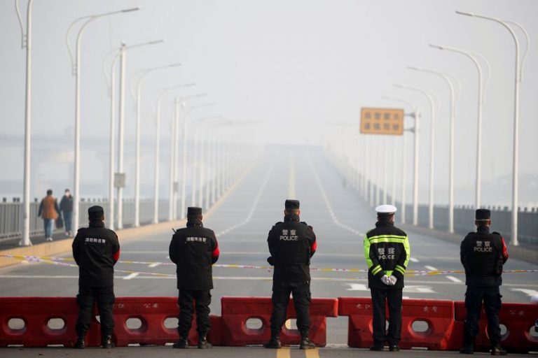 LYNXMPEG1H13Y.jpg,Police stand at a checkpoint at the Jiujiang Yangtze River Bridge that crosses from Hubei province in Jiujiang, Jiangxi province, China, as the country is hit by an outbreak of a new coronavirus, January 31, 2020. Police and security personnel lined up in a formation at the checkpoint after the local propaganda department granted access to foreign media.  REUTERS/Thomas Peter - RC2SQE9UMKZ5; Crédito: Thomas Peter, Reuters