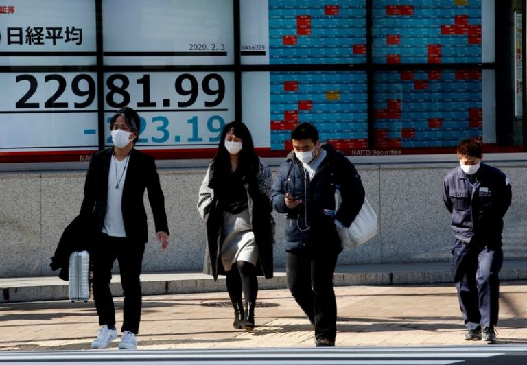 LYNXMPEG1H14S.jpg,FILE PHOTO: People wearing surgical masks walk past a screen showing Nikkei index outside a brokerage in Tokyo, Japan February 3, 2020. REUTERS/Kim Kyung-Hoon; Crédito: KIM KYUNG-HOON, Reuters