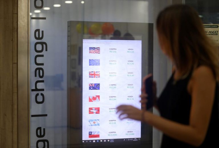 LYNXMPEG1H15Z-1.jpg,Imagen de archivo de una mujer caminando frente a una casa de cambio en Rio de Janeiro, el 4 de abril de 2019. REUTERS/Pilar Olivares; Crédito: Pilar Olivares, Reuters