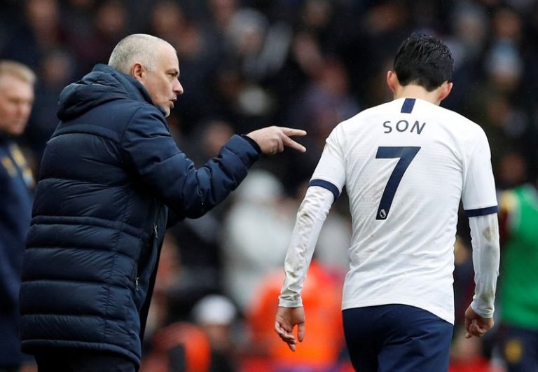 LYNXMPEG1H16G.jpg,Imagen de archivo del DT del Tottenham Hotspur, José Mourinho, dando instrucciones al extremo Son Heung-min, durante el partido como visitante ante el Aston Villa por la Liga Premier, en  Birmingham, Inglaterra - Febrero 16, 2020  REUTERS/Phil Noble. SÓLO PARA USO EDITORIAL; Crédito: PHIL NOBLE, Reuters