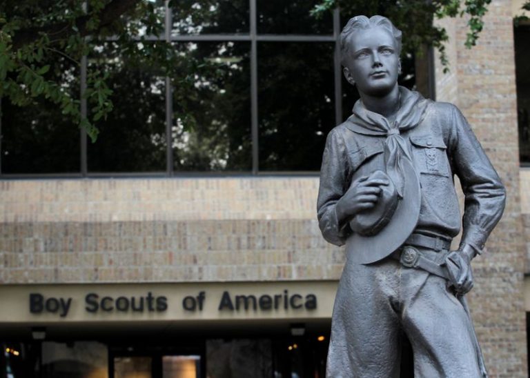 LYNXMPEG1H17B.jpg,FOTO DE ARCHIVO. La estatua de un boy scout permanece en la entrada de las oficinas centrales de los Boy Scouts de Estados Unidos, en Irving, Texas. 5 de febrero de 2013. REUTERS/Tim Sharp.; Crédito: Tim Sharp, Reuters