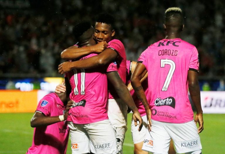 LYNXMPEG1H17E.jpg,FOTO DE ARCHIVO: Cristian Dajome celebra con sus compañeros de Independiente del Valle un gol en la final de la Copa Sudamericana 2019 ante Colón de Santa Fe. Asunción, Paraguay. 9 de noviembre de 2019. REUTERS/Mariana Greif ; Crédito: Mariana Greif, Reuters
