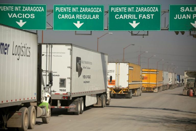 LYNXMPEG1H17X.jpg,Camiones esperan en la cola de control aduanero, para cruzar a Estados Unidos, en el puente de cruce fronterizo Zaragoza-Ysleta en Ciudad Juárez, México, 12 de diciembre de 2019. Reuters. Jose Luis Gonzalez. Foto de archivo 
; Crédito: JOSE LUIS GONZALEZ, Reuters