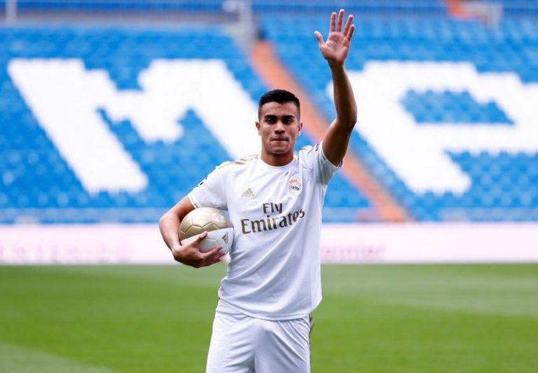 LYNXMPEG1H18B.jpg,El centrocampista brasileño Reinier saluda en la cancha del Santiago Bernabéu durante su presentación como nuevo fichaje del Real Madrid.  18 de febrero de 2020. REUTERS/Juan Medina ; Crédito: Juan Medina, Reuters
