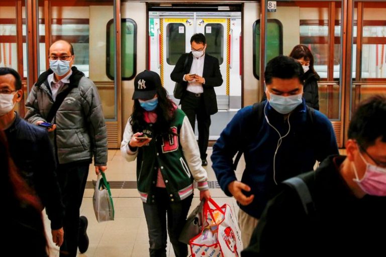 LYNXMPEG1H1CJ.jpg,Personas con mascarillas tras el brote de un nuevo coronavirus, durante su viaje matutino en una estación, en Hong Kong, China, 10 febrero 2020.
REUTERS/Tyrone Siu; Crédito: Tyrone Siu, Reuters