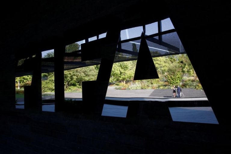 LYNXMPEG1H1CV.jpg,FOTO DE ARCHIVO: Logo de la FIFA durante sorteo oficial del Mundial de Clubes de la FIFA en 2018. 4 de septiembre de 2018. REUTERS/Arnd Wiegmann; Crédito: Arnd Wiegmann, Reuters
