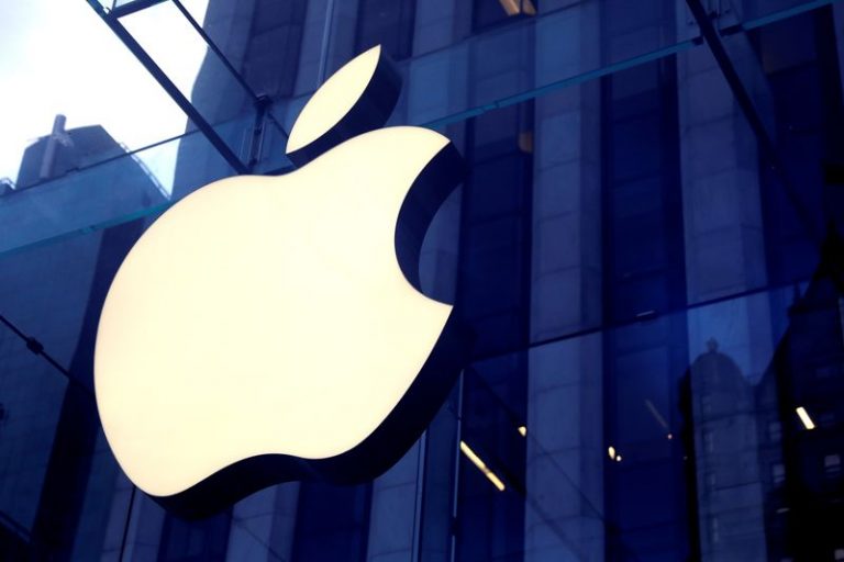 LYNXMPEG1H1CX.jpg,FILE PHOTO: The Apple Inc. logo is seen hanging at the entrance to the Apple store on 5th Avenue in Manhattan, New York, U.S., October 16, 2019. REUTERS/Mike Segar/File Photo; Crédito: Mike Segar, Reuters