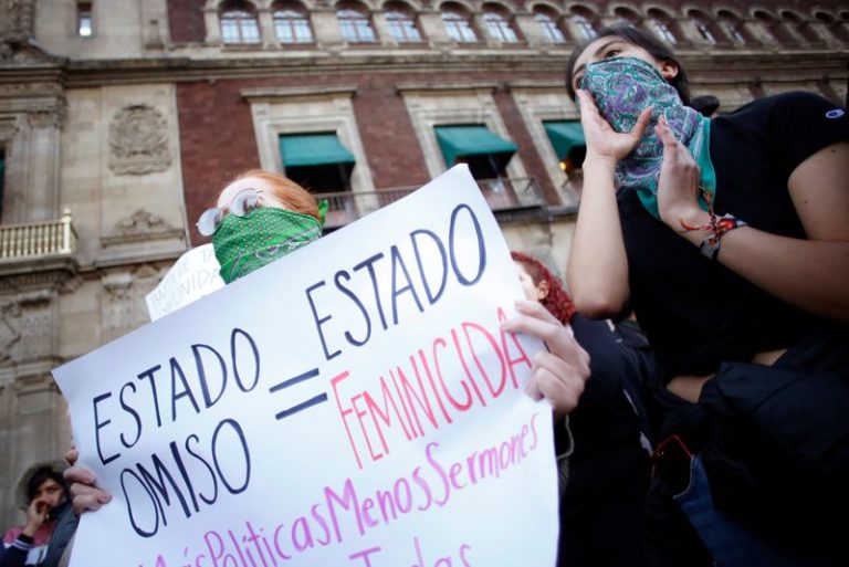 LYNXMPEG1I06G.jpg,Mujeres participan en una protesta afuera de Palacio Nacional, en la Ciudad de México, en contra de la violencia de género, tras el asesinato de una niña de siete años llamada Fátima Cecilia Aldrighett. 18 de febrero de 2020. REUTERS/Gustavo Graf; Crédito: GUSTAVO GRAF, Reuters